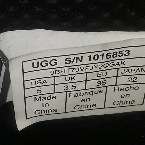 Preowned black Ugg Unlined boot size 5 perforated - Picture 5 of 8